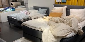 Τα κρεβάτια που άφησαν πίσω τους οι εγκλωβισμένοι σε κατάστημα IKEA