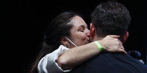 Η Ιρίνα Καραμάνος συγχαίρει τον σύντροφό της
