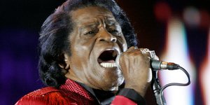 Ο Τζέιμς Μπράουν τραγουδά