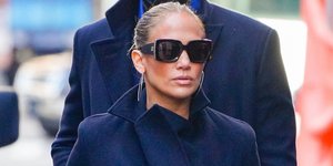 Η Τζένιφερ Λόπεζ με μακρύ μαύρο παλτό