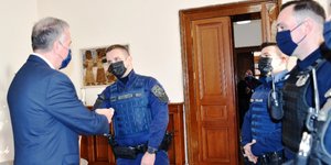 Ο υφυπουργός χαιρετάει τους αστυνομικούς