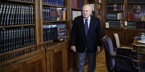 Κάρολος Παπούλιας