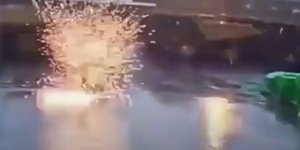 Η στιγμή που ο κεραυνός χτυπά μια ομπρέλα