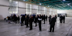 Ψηφοφόροι σε εκλογικό κέντρο