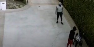 Θρασύτατοι κλέφτες στο Λος Άντζελες πήραν από μητέρα με το μωρό της τις... πάνες