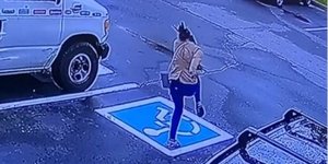 κοπέλα πανηγυρίζει για δουλειά