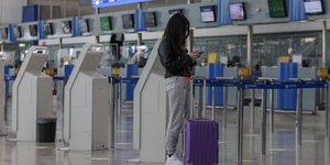 κοπέλα με βαλίτσα στο αεροδρόμιο Ελευθέριος Βενιζέλος
