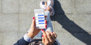 κοπέλα χρησιμοποιεί το messenger του Facebook στο κινητό της