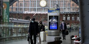 Νέα μέτρα ζητούν οι ειδικοί στην Αγγλία λόγω της μετάλλαξης Όμικρον