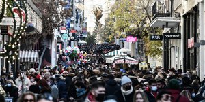 κόσμος περπατά στην Ερμού για ανοιχτά καταστήματα