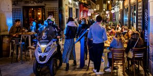 κόσμος σε εστιατόρια στη Μαδρίτη