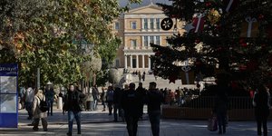 κόσμος περπατά στο κέντρο Αθήνας στην Πλατεία Συντάγματος