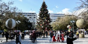 κόσμος στην Πλατεία Συντάγματος