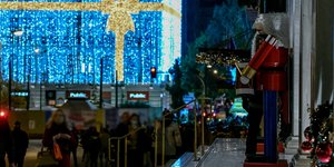 Κόσμος στο κέντρο της Αθήνας, στα καταστήματα ενόψει Χριστουγέννων