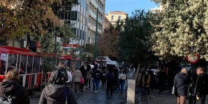 Κόσμος χωρίς μάσκες στην Ερμού