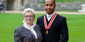 O Λιούις Χάμιλτον με την μητέρα του, στο κάστρο Γουίνδσορ