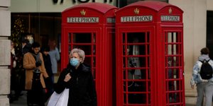 Κόσμος με μάσκες στο Λονδίνο