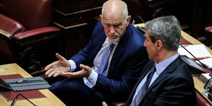 Γιώργος Παπανδρέου και Ανδρέας Λοβέρδος συζητούν στη Βουλή