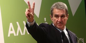 Ο Ανδρέας Λοβέρδος κάνει το σήμα της νίκης