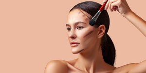 γυναίκα κάνει contouring