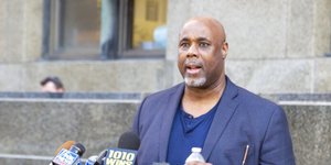 Ο Shahid Johnson, γιος του Khalil Islam, μιλάει στους δημοσιογράφους για την αθώωση του πατέρα του / AP