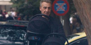 O Mίνωας Μάτσας με τα δίδυμα στο κέντρο της Αθήνας