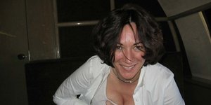 Η Μάξγουελ τρίβει το παίδι του Επστάιν στο στήθος της