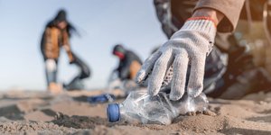 με γαντι πλαστικα 