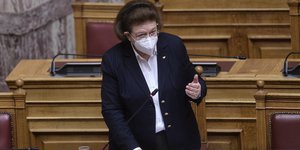 Λίνα Μενδώνη στη βουλή