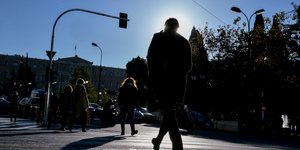 πολίτες περπατούν στο σύνταγμα