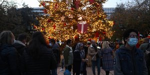 μετάλλαξη Όμικρον, χριστουγεννιάτικο δέντρο στο Σύνταγμα