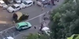 Η σοκαριστική στιγμή που το στρατιωτικό όχημα παρασύρει διαδηλωτές