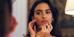 γυναίκα κοιτάζεται στον καθρέφτη