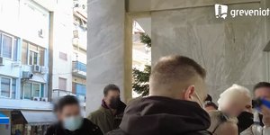 Ο μητροκτόνος των Γρεβενών την ώρα που οδηγείται στον εισαγγελέα