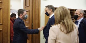 Μητσοτάκης, Ανδρουλάκης, τετ α τετ στη Βουλή