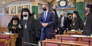 Ο Αρχιεπίσκοπος Ιερώνυμος με τον Κυριάκο Μητσοτάκη στην Ιερά Σύνοδο