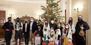 Ο Κυριάκος Μητσοτάκης άκουσε τα κάλαντα της Πρωτοχρονιάς από τα παιδιά του Συλλόγου Ασηγωνιωτών Αττικής «Παύλος Γύπαρης»