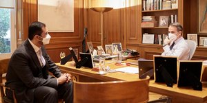 Ο Κυριάκος Μητσοτάκης με τον  Υπουργό Βιομηχανίας και Προηγμένης Τεχνολογίας των ΗΑΕ Sultan bin Ahmad Sultan Al Jaber 