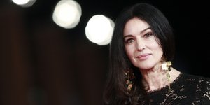 Μόνικα Μπελούτσι μαύρο φόρεμα