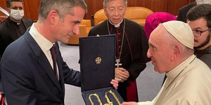 Με το Χρυσό Μετάλλιο Αξίας της Πόλεως των Αθηνών τίμησε ο Δήμαρχος Αθηναίων τον Πάπα Φραγκίσκο