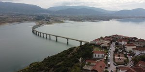 Νεράιδα Κοζάνης: Το Πανέμορφο χωριό με τη μαγευτική θέα στη γέφυρα Σερβίων