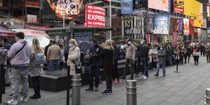 Μεγάλες ουρές για τεστ στη Νέα Υόρκη