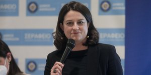 Η Νίκη Κεραμέως κατά τη διάρκεια ομιλίας της σε εκδήλωση