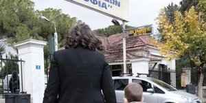Η Νίκη Κεραμέως με τον γιο της Λουκά στον εμβολιασμό του