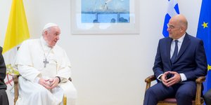 Σύντομη συνάντηση Δένδια με Πάπα Φραγκίσκο στο αεροδρόμιο