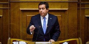 Ο Νότης Μηταράκης στη Βουλή σε συζήτηση για τη μεταναστευτική κρίση