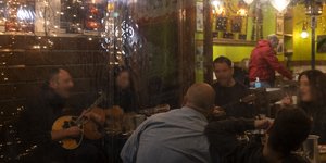 νυχτερινά κέντρα, παρέα τραγουδάει