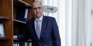 Γιάννης Οικονόμου διπλα σε βιβλιοθηκη 