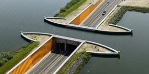 Ενα μοναδικό έργο στην Ολλανδία Τα αυτοκίνητα περνούν κάτω από το νερό