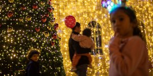 Χριστουγεννιάτικα στολισμένη εκκλησία στη Χάιφα στο Ισραήλ